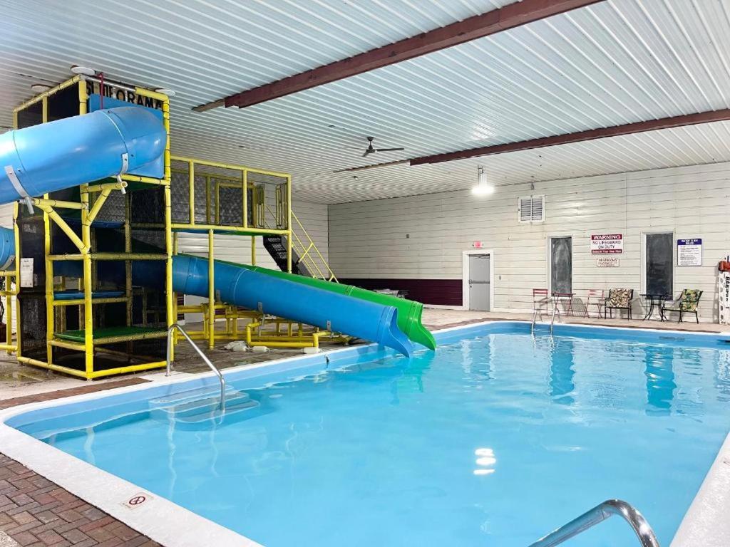 Camp Inn Lodge Au Sable Eksteriør bilde