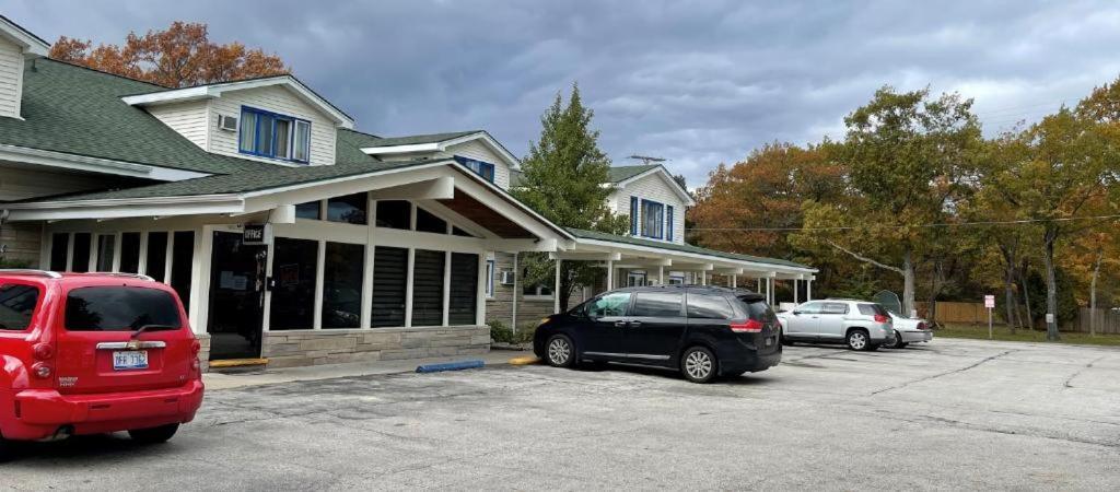 Camp Inn Lodge Au Sable Eksteriør bilde